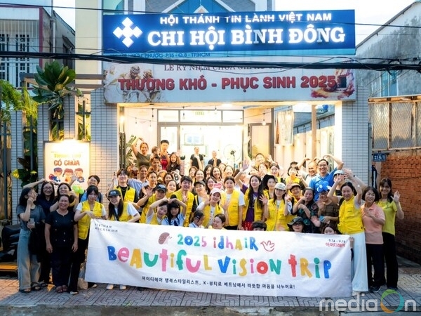 지난 9월 베트남 호치민을 방문해 현지 주민들에게