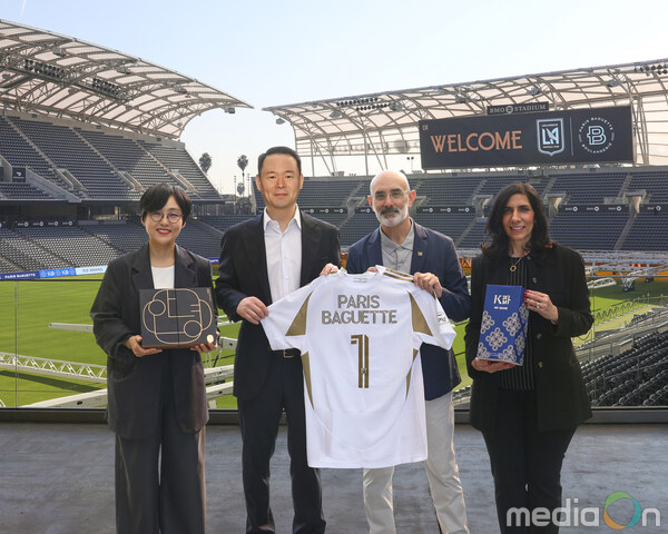 미국 캘리포니아주 로스앤젤레스FC(LAFC) 홈구장 BMO 스타디움에서 파리바게뜨가 LAFC와 공식 파트너십을 체결하고 기념 사진을 촬영하고 있다. 사진은 왼쪽부터 파리바게뜨 마케팅본부장 김연정 상무, 파리바게뜨 허진수 부회장, LAFC 래리 프리드먼 공동회장, 파리바게뜨 미주사업부 캐시 샤브네(Cathy Chavenet) CMO