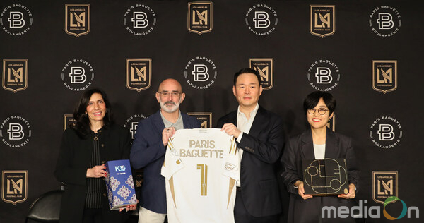 미국 캘리포니아주 로스앤젤레스FC(LAFC) 홈구장 BMO 스타디움에서 파리바게뜨가 LAFC와 공식 파트너십을 체결하고 기념 사진을 촬영하고 있다. 사진은 오른쪽부터 파리바게뜨 마케팅본부장 김연정 상무, 파리바게뜨 허진수 부회장, LAFC 래리 프리드먼 공동회장, 파리바게뜨 미주사업부 캐시 샤브네(Cathy Chavenet) CMO