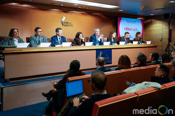 From left to right: María Valcarce, Director of FITUR; Miguel Aguiñiga Rodríguez,Mexico’s Secretariat of Tourism; Mariano de Paco,Community of Madrid; Sheika Alnuwais, Secretary‑General of UN Tourism; José Vicente de los Mozos, Chairman ofIFEMA MADRID; Rosario Sánchez,Ministry of Industry and Tourism; Marco Sansavini, Chair of the FITUR OC and President of Iberia; and Almudena Maíllo, Madrid City Council