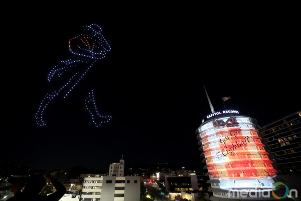 Johnnie Walker lights up the skyline of Los Angeles with large scale animations to celebrate music’s biggest weekend.
