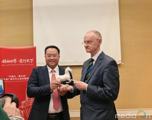 Photo shows Fang Junqin, Party Chief of Dehua County in southeast China