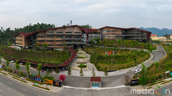 라오까이성 구 행정 중심지에 위치한 10헥타르 규모의 캠퍼스 위에 조성된 이 기숙형 교육 환경은 영국식 건축의 우아함과 계단식 논과 완만한 차밭으로 대표되는 지역 자연의 정취가 조화를 이루도록 설계되었습니다. 아딩리 칼리지 베트남의 하루는 학업, 신체 발달, 체계적인 기숙생활이 자연스럽게 어우러지는 과정으로, 모든 경험이 의미 있는 성장의 여정을 완성해 나갑니다.