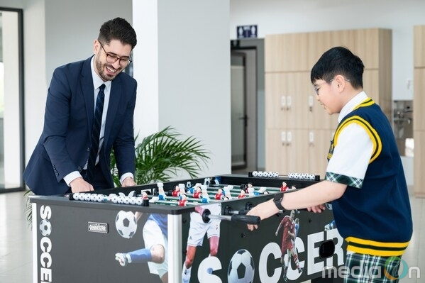 영국식 기숙 교육의 가장 큰 특징은 하우스(House) 시스템에 있으며, 이는 학생 간의 유대감과 공동의 책임 의식을 길러주는 구조입니다. 아딩리 칼리지 베트남에서는 모든 학생이 하나의 하우스에 소속되며, 다음과 같은 다층적인 생활 지도 및 지원 체계의 도움을 받습니다: 교과 담당 교사, 전문 지원 인력, 기숙사 운영 스태프, 그리고 하우스 마스터 또는 하우스 미스트리스.