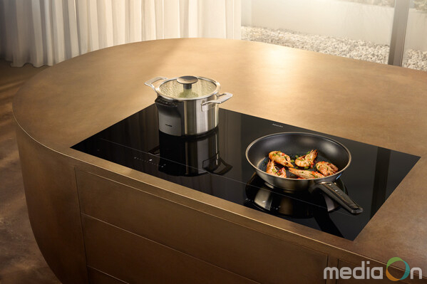 Smart, stylish, flexible: The new KM 8000 hobs offer maximum freedom and generous space for cooking. The intelligent system, consisting of KM 8000 induction hob and M Sense cookware with up to three temperature sensors, automatically regulates temperature and power so nothing burns or boils over. (Photo Miele).